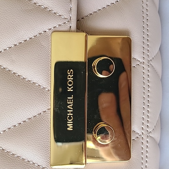 Michael Kors White Quilted Shoulder Bag with Gold Chain - Picture 3 of 11